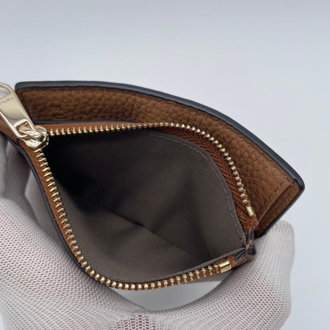 未使用　FURLA 二つ折り財布　ダフネ　アーチロゴ