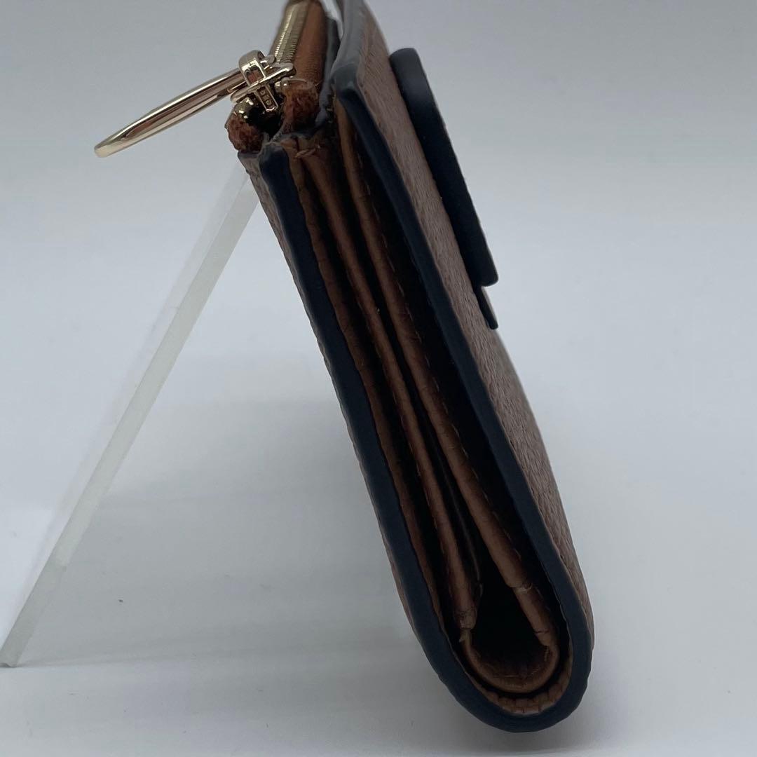 未使用　FURLA 二つ折り財布　ダフネ　アーチロゴ