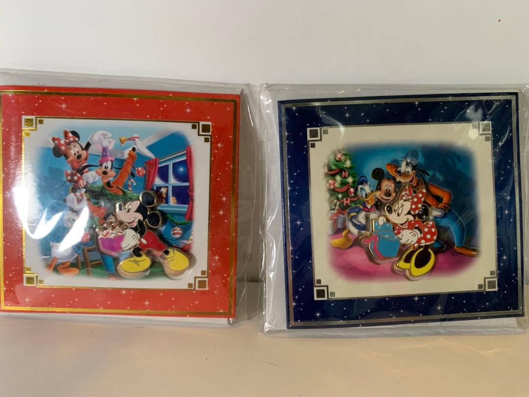 UK ディズニーキャスト　ミッキー ミニー クリスマス ピンバッジ 2枚セット