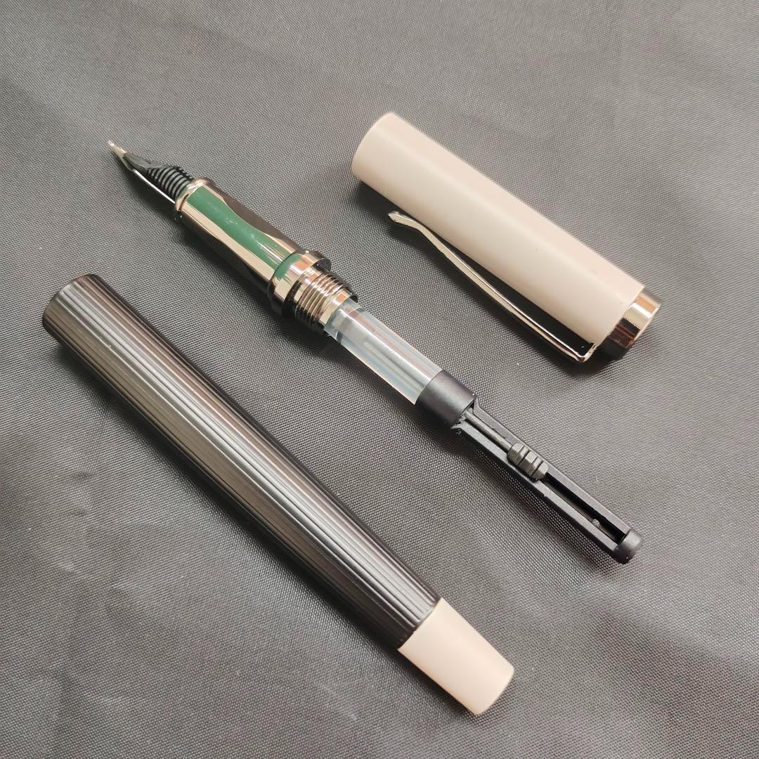 @エレガントな万年筆 黒と白のストライプ