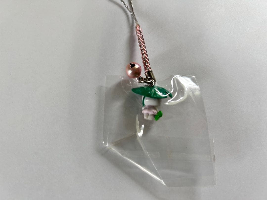 2005年　ハローキティ 根付け　雨のなごみ　カエル 葉っぱ 傘 緑