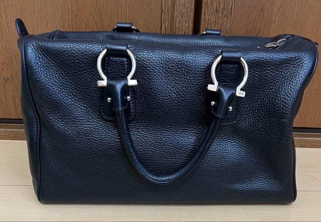 サルヴァトーレフェラガモ　ブラックレザー ハンドバッグ
