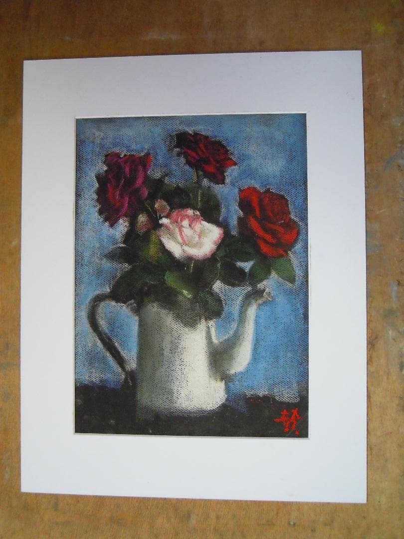 白い水差しのバラ