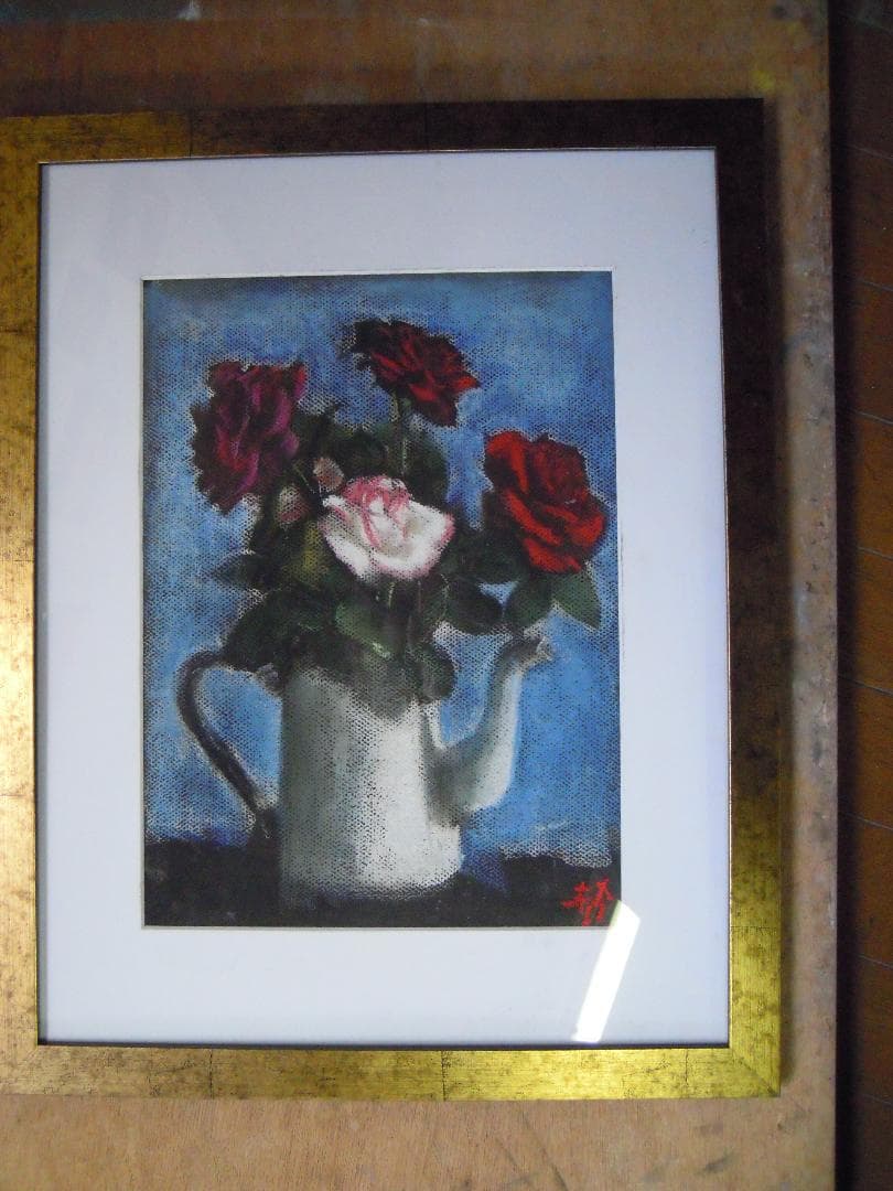 白い水差しのバラ