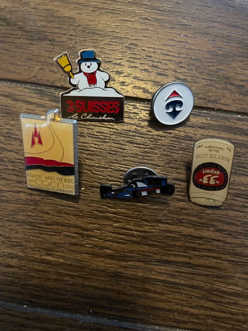 パリで購入　企業ノベルティピンバッジ34点