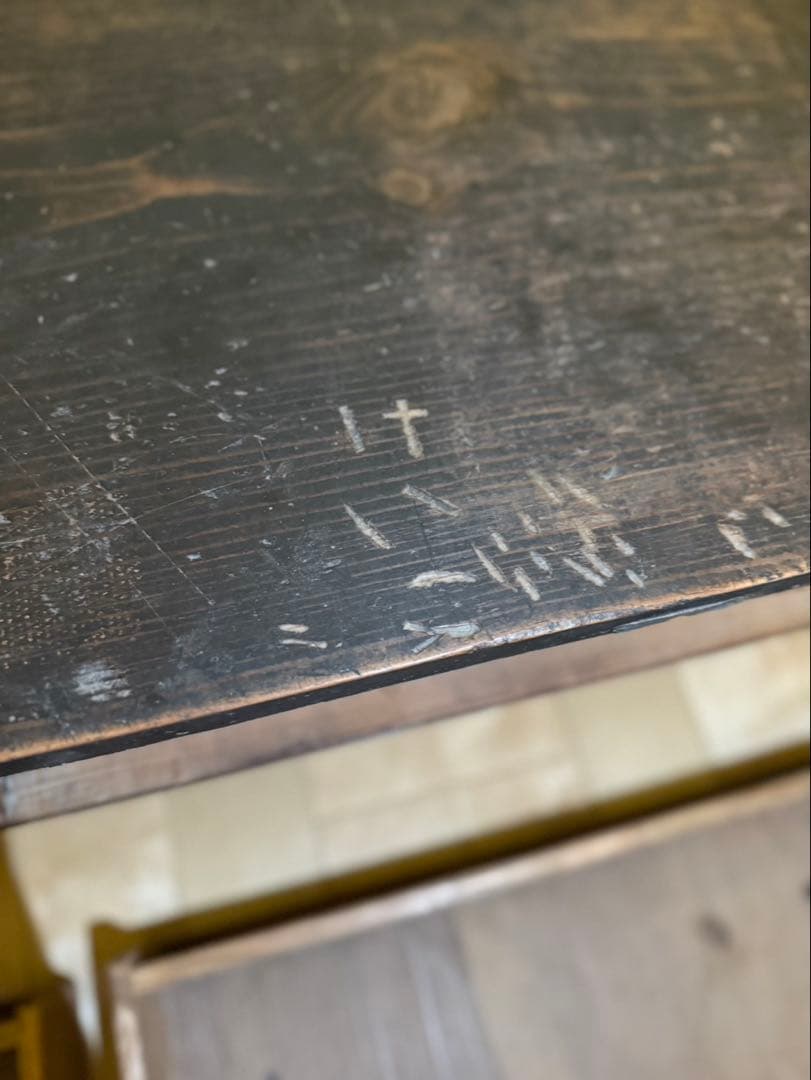 古い味のある木製文机