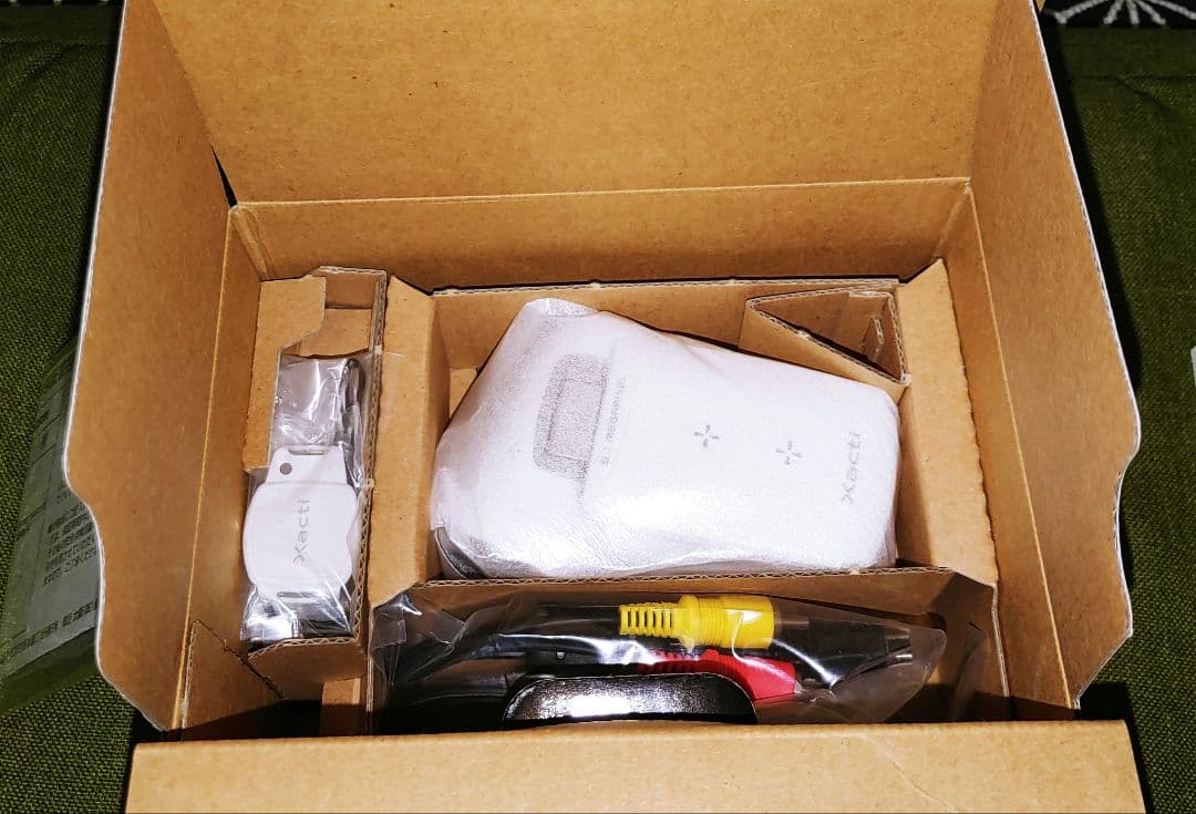 【新品未使用】SANYO Xacti DMX-CG9(W)デジタルムービーカメラ