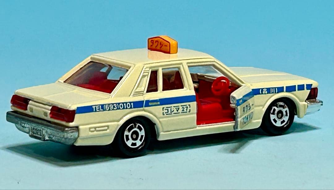 トミカ 黒箱 28 ニッサンセドリック タクシー