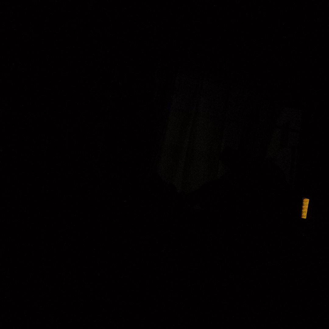 暗い色の光点があるピンバッジ