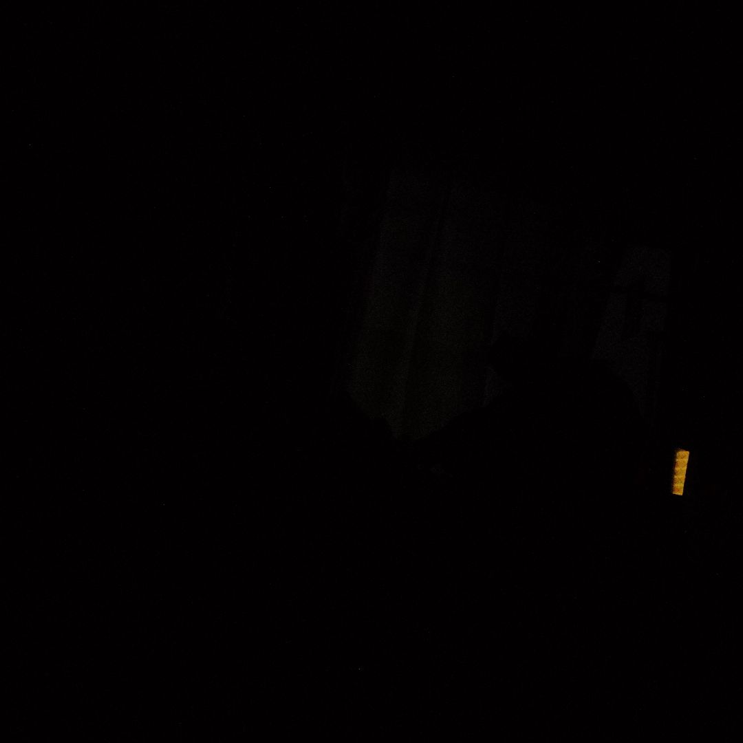 暗い色の光点があるピンバッジ