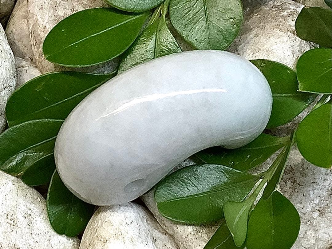 激安‼️氷*アイスジェイド糸魚川翡翠勾玉　何処にも無いお値段で‼️本物鑑別書取得品‼️