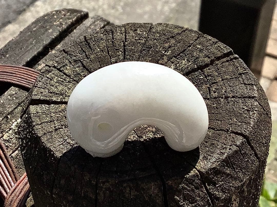 激安‼️氷*アイスジェイド糸魚川翡翠勾玉　何処にも無いお値段で‼️本物鑑別書取得品‼️