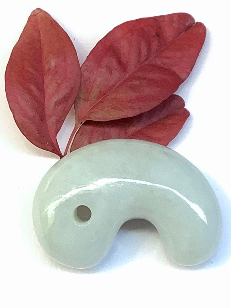 激安‼️氷*アイスジェイド糸魚川翡翠勾玉　何処にも無いお値段で‼️本物鑑別書取得品‼️