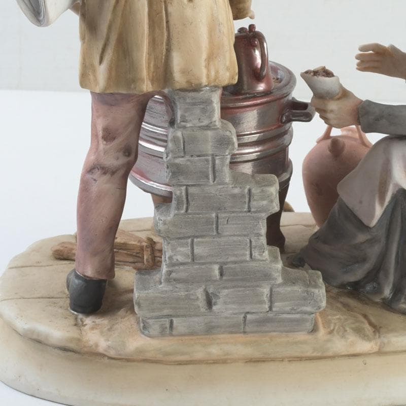 陶器人形　フィギュリン　青年と老婆　置物　C　9304A