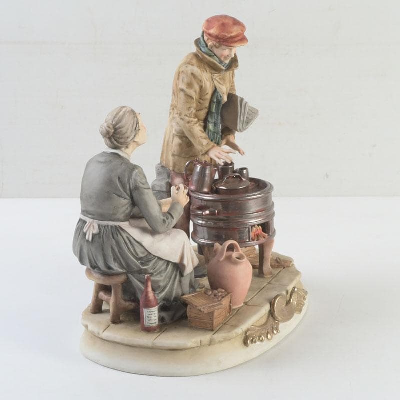 陶器人形　フィギュリン　青年と老婆　置物　C　9304A