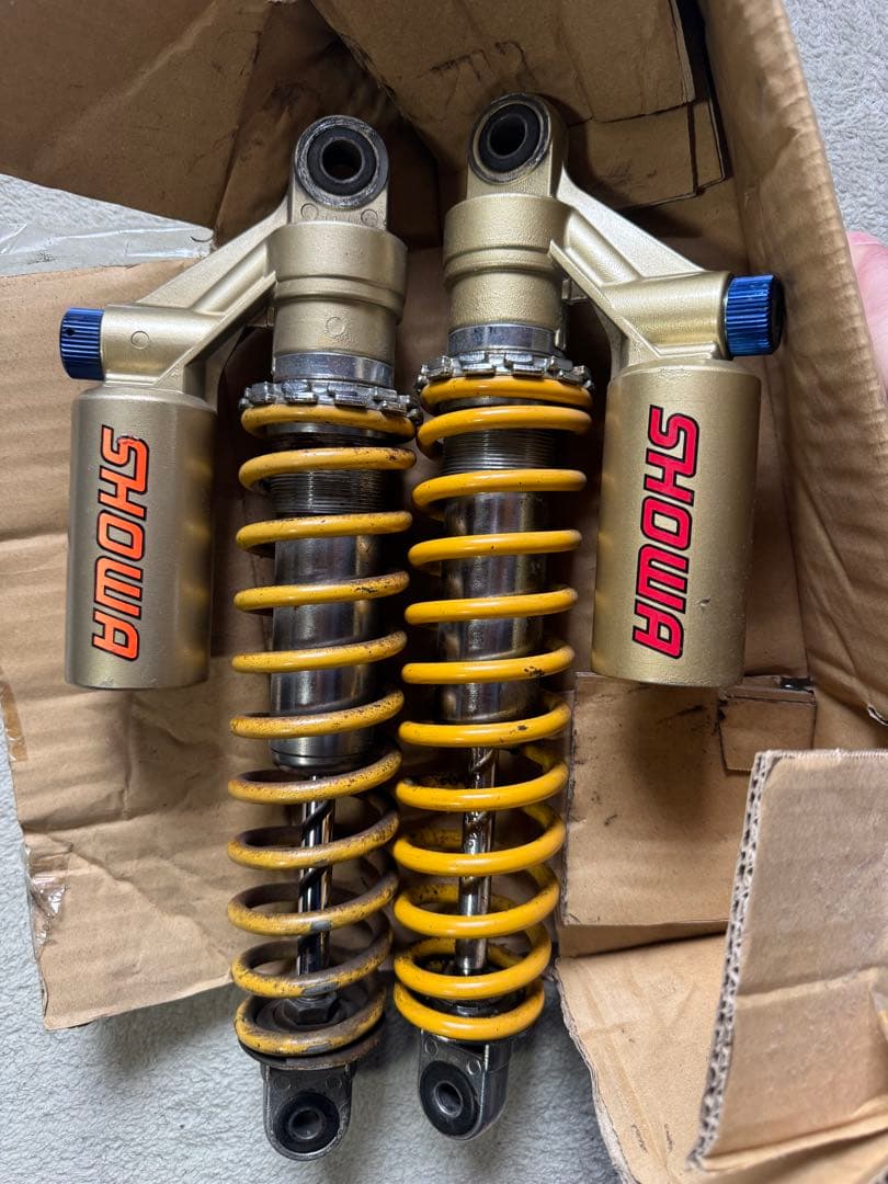 SHOWA サスペンション 調整可能