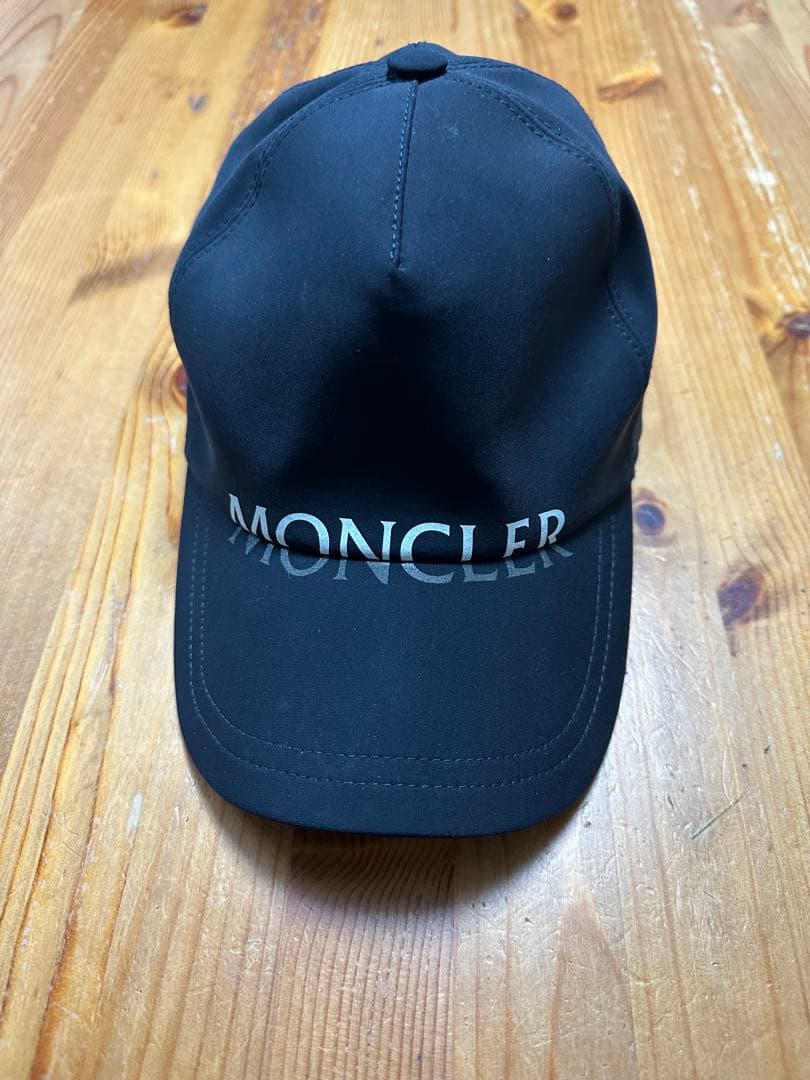 MONCLER ブラック キャップ ロゴ入り