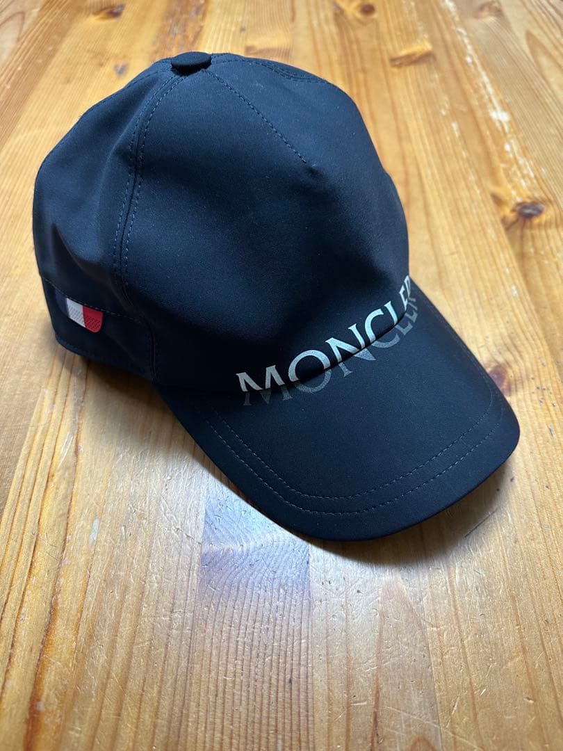 MONCLER ブラック キャップ ロゴ入り