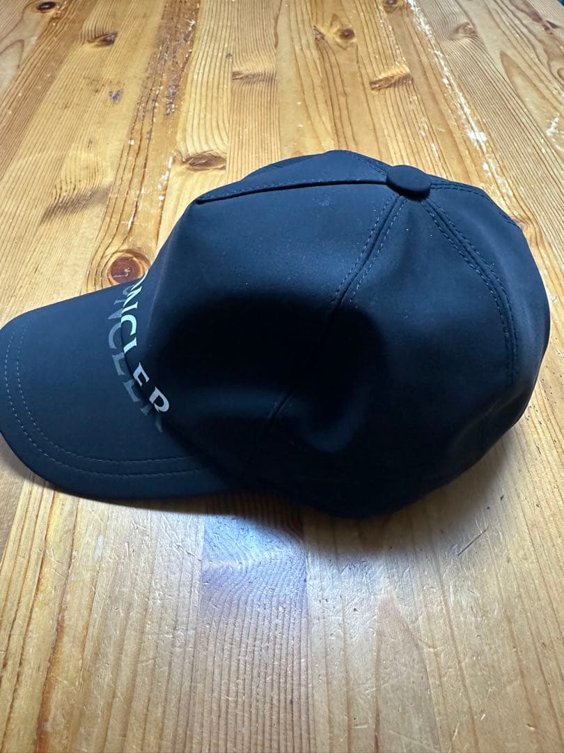 MONCLER ブラック キャップ ロゴ入り