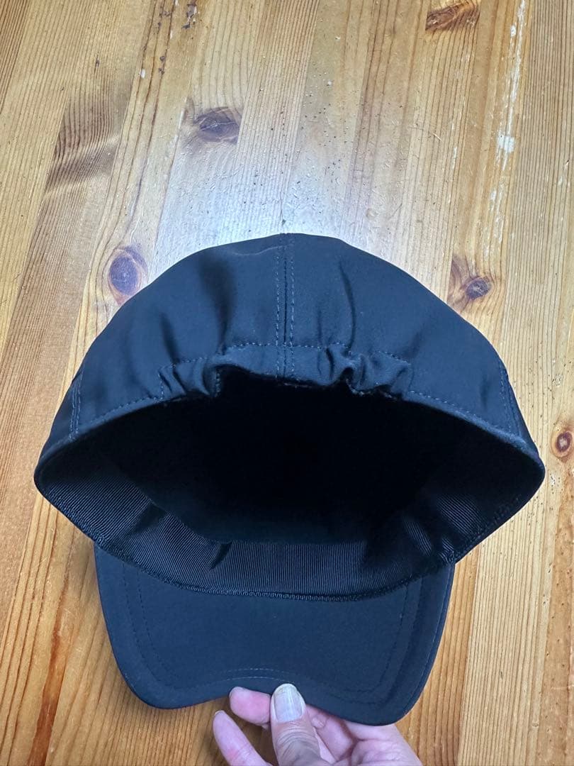 MONCLER ブラック キャップ ロゴ入り