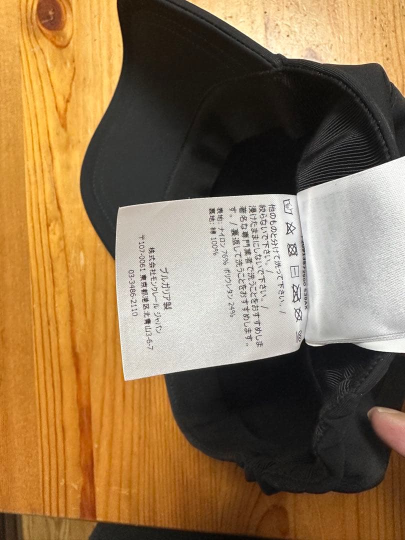 MONCLER ブラック キャップ ロゴ入り