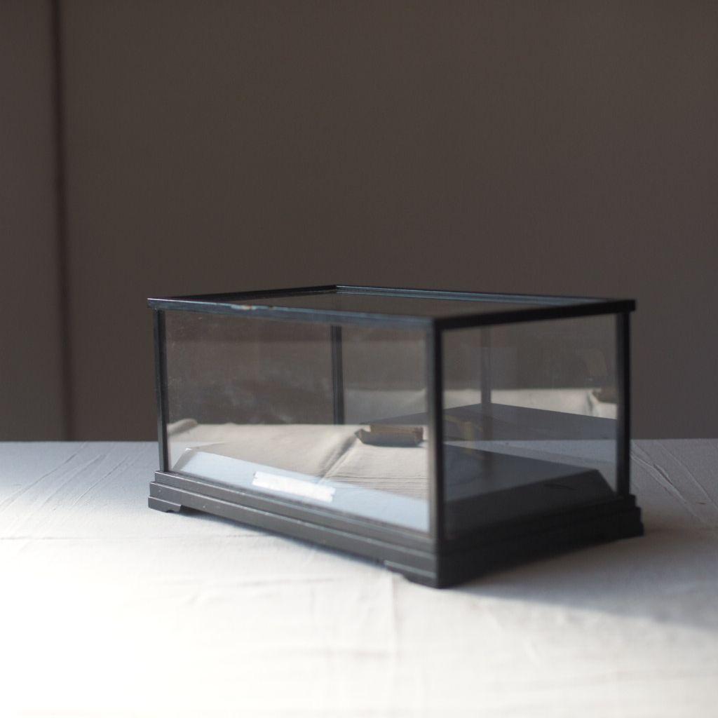 黒いガラス製ディスプレイケース 古道具