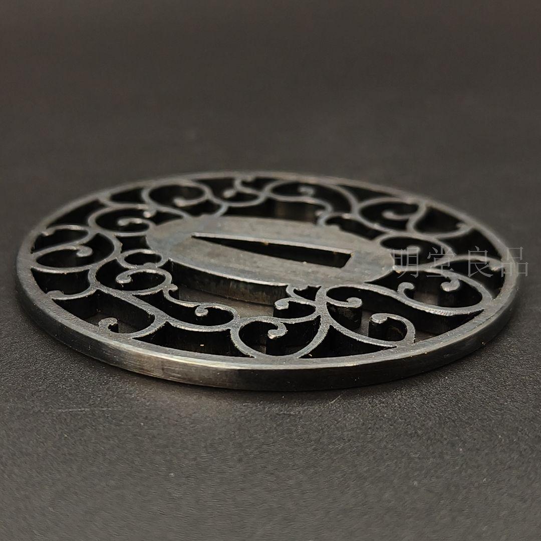 LH05　日本刀装具　刀鍔　唐草の図　鉄地　金工品　透　鍔　刀剣美術