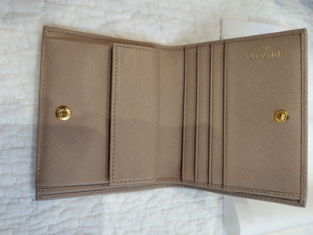 M*a様 【美品】PRADA 二つ折り財布 レザー ベージュ