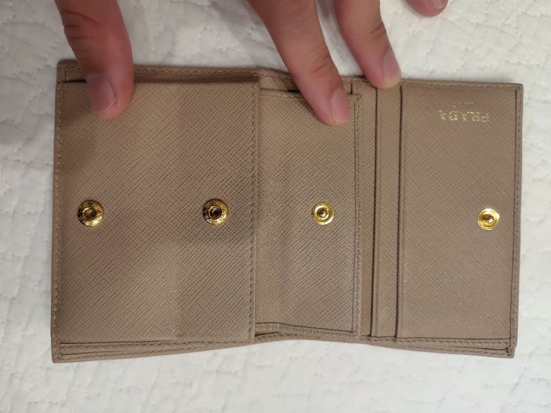 M*a様 【美品】PRADA 二つ折り財布 レザー ベージュ