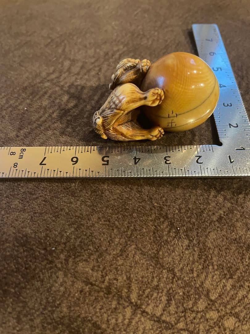 根付 獅子と玉 （骨 牙等天然素材） 銘有り。