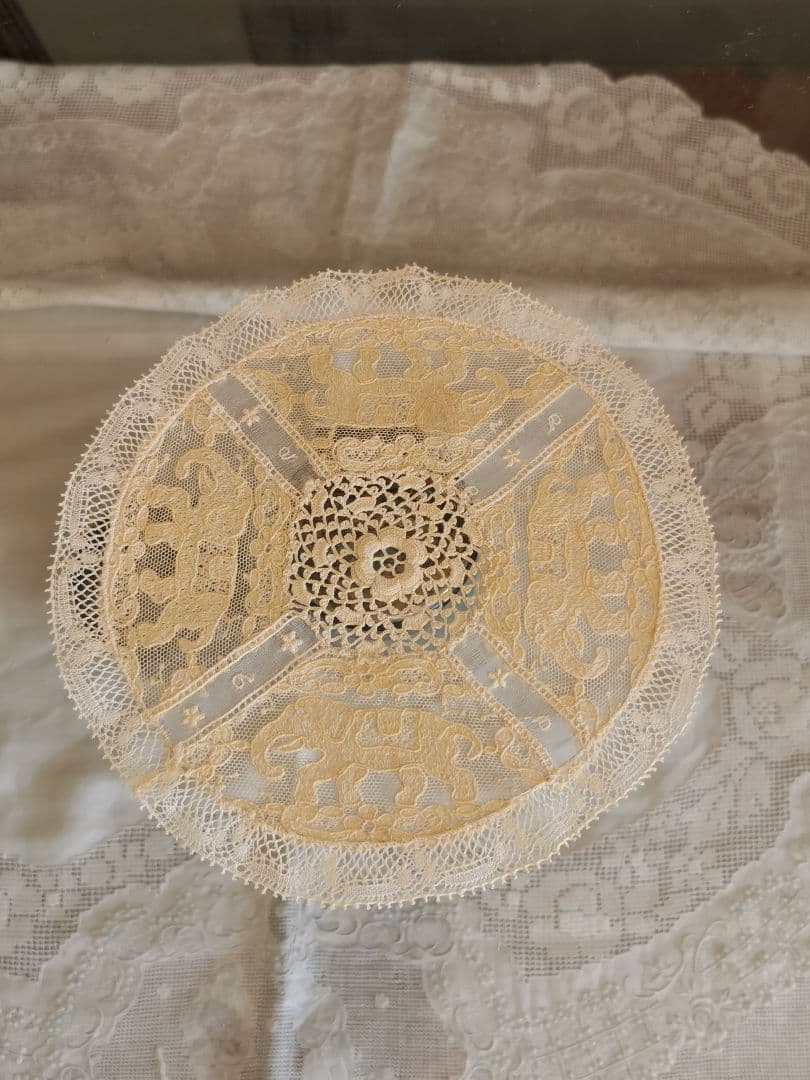 アンティーク 4頭の象アランソン クロシェ編の花 ノルマンディーレースドイリー