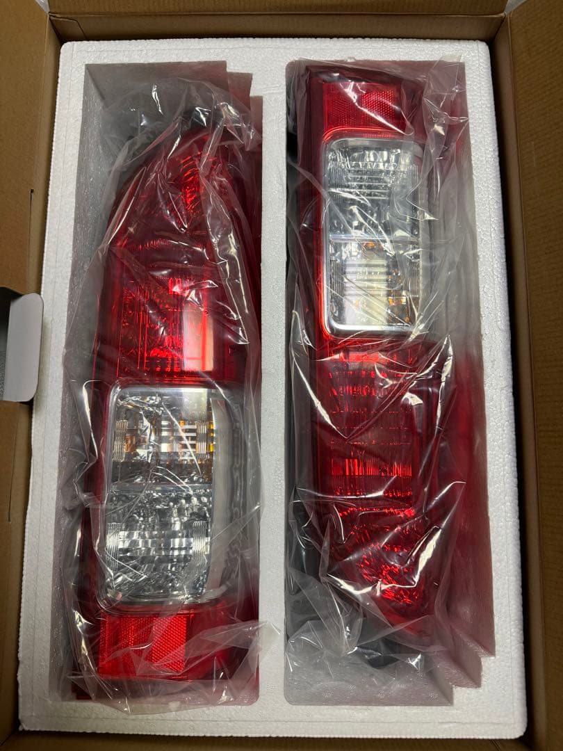 ハイエース　純正テールランプ