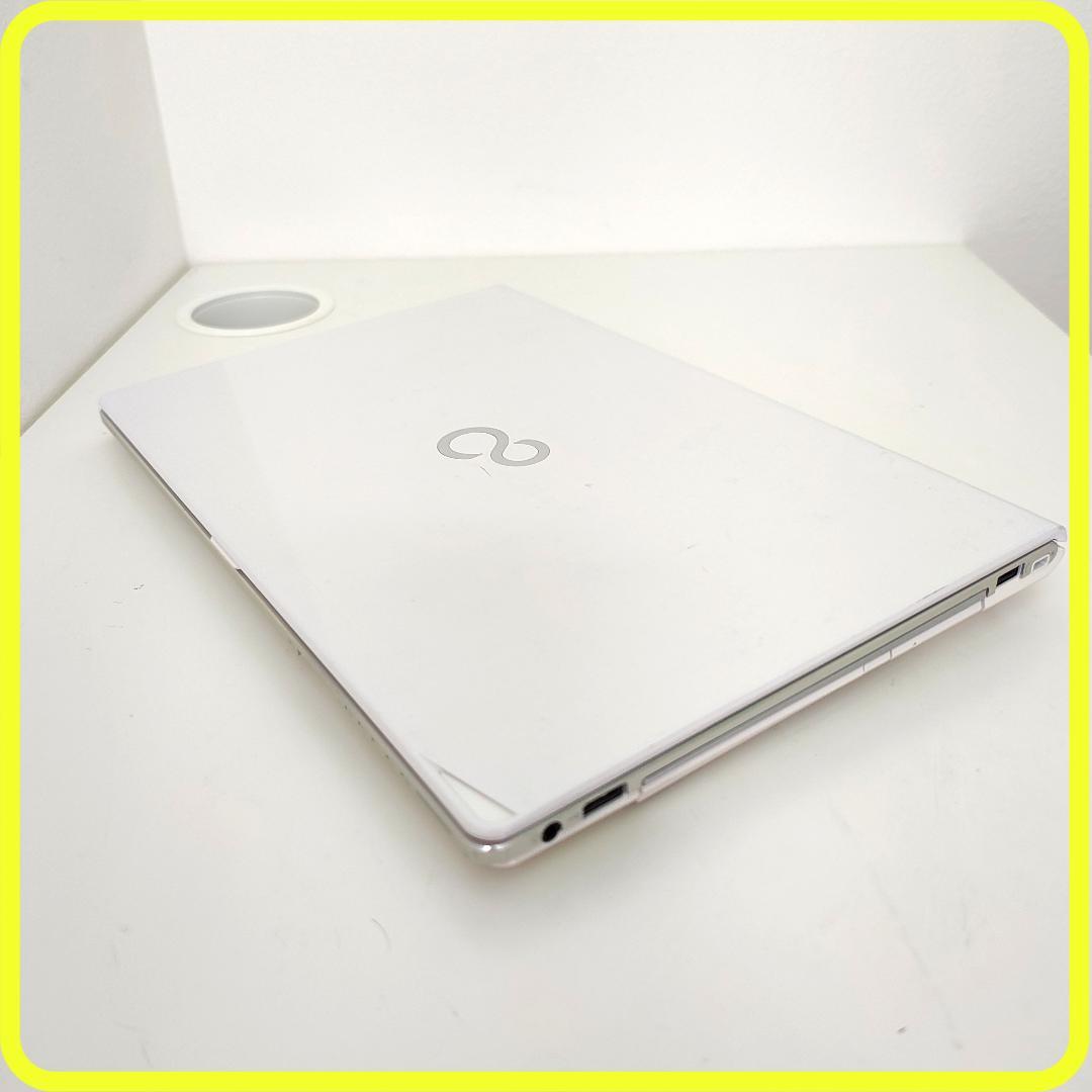白　薄型軽量　新品SSD256GB⭐️windows11　ノートパソコン　689