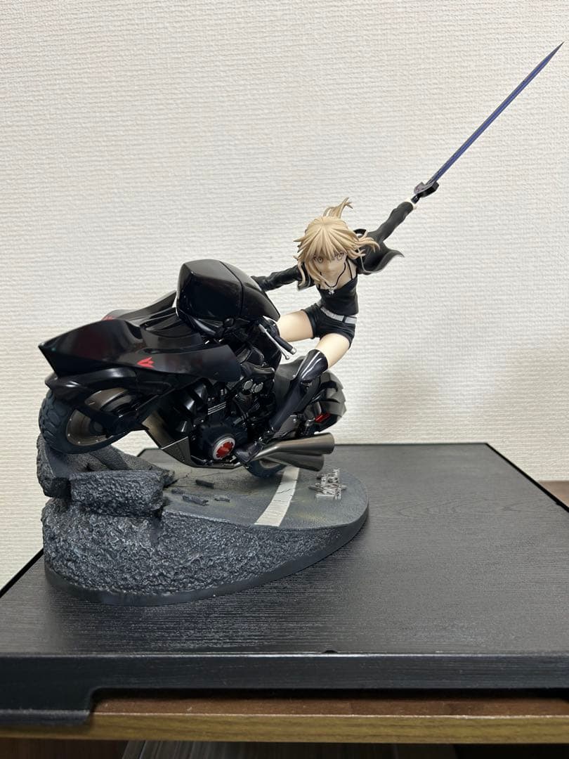 アルトリア・ペンドラゴン〔オルタ〕＆キュイラッシェ・ノワール 1/8 フィギュア