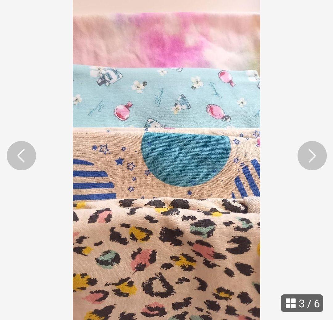 パステル系ドット柄の犬の服