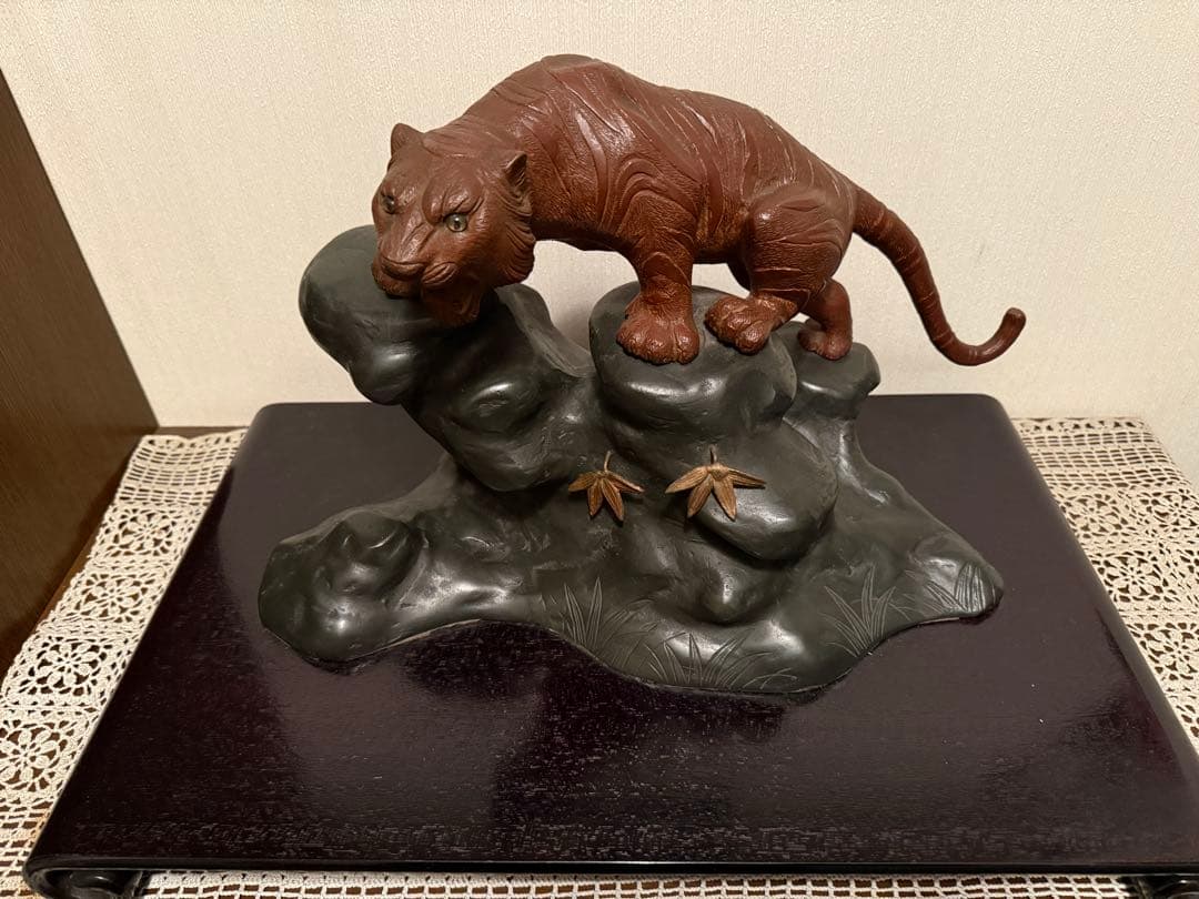 鋳銅　雅章作 虎置物 虎　置物　インテリア　オブジェ　台座付き