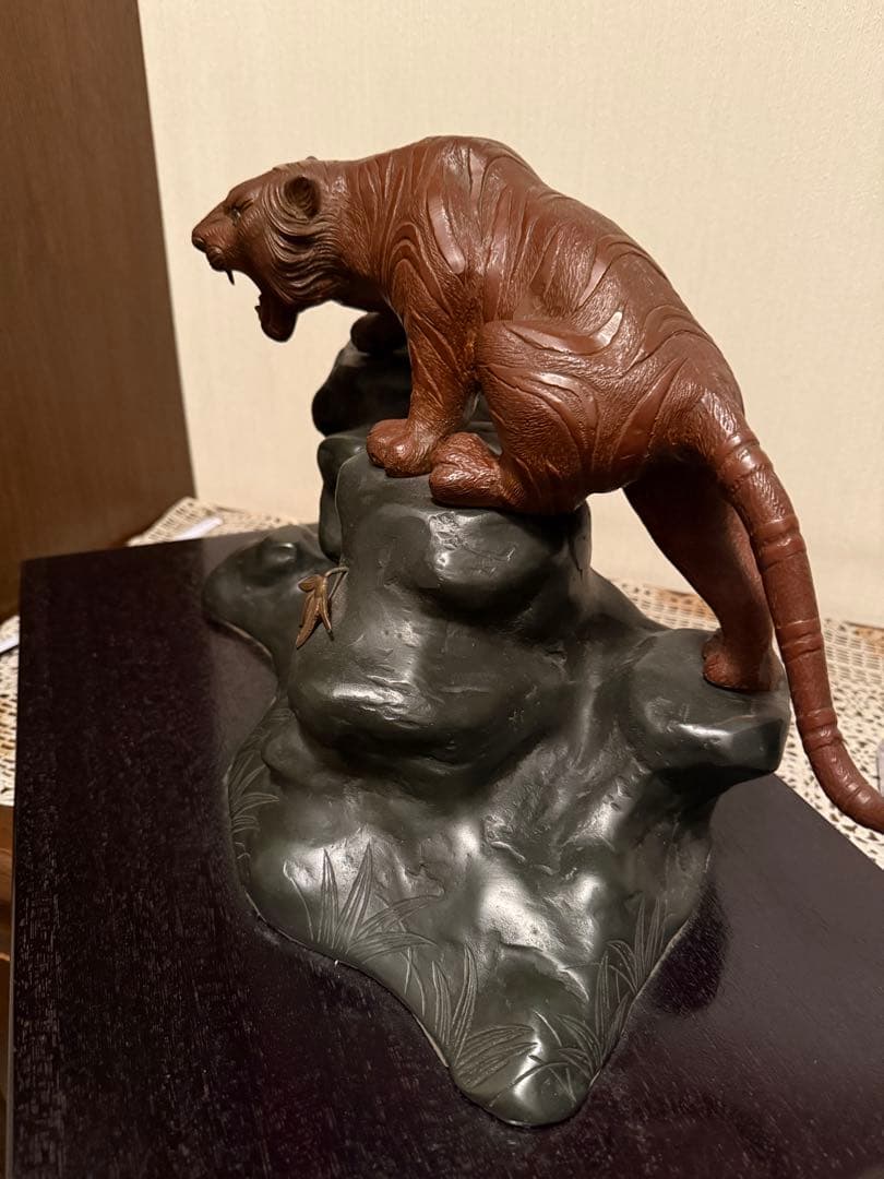 鋳銅　雅章作 虎置物 虎　置物　インテリア　オブジェ　台座付き
