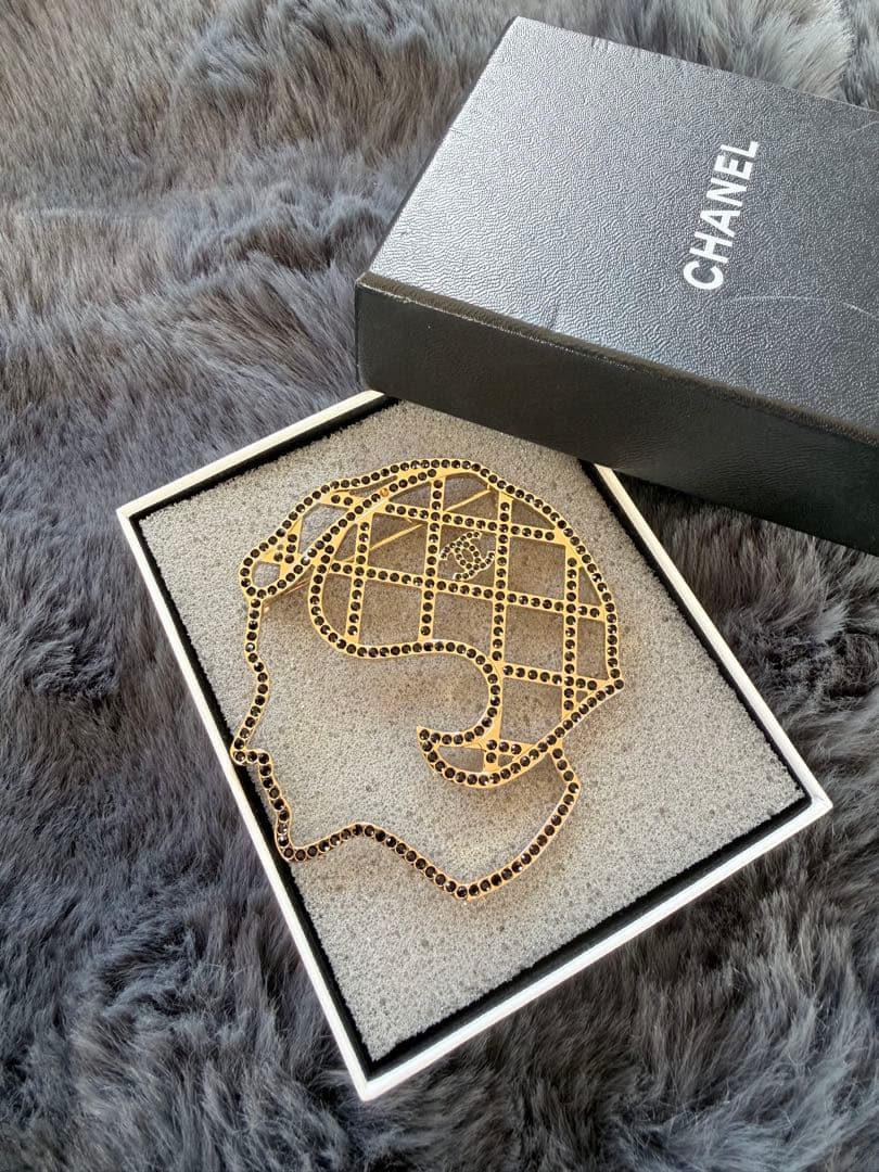 CHANEL ブラックストーン未使用シルエット型ブローチ