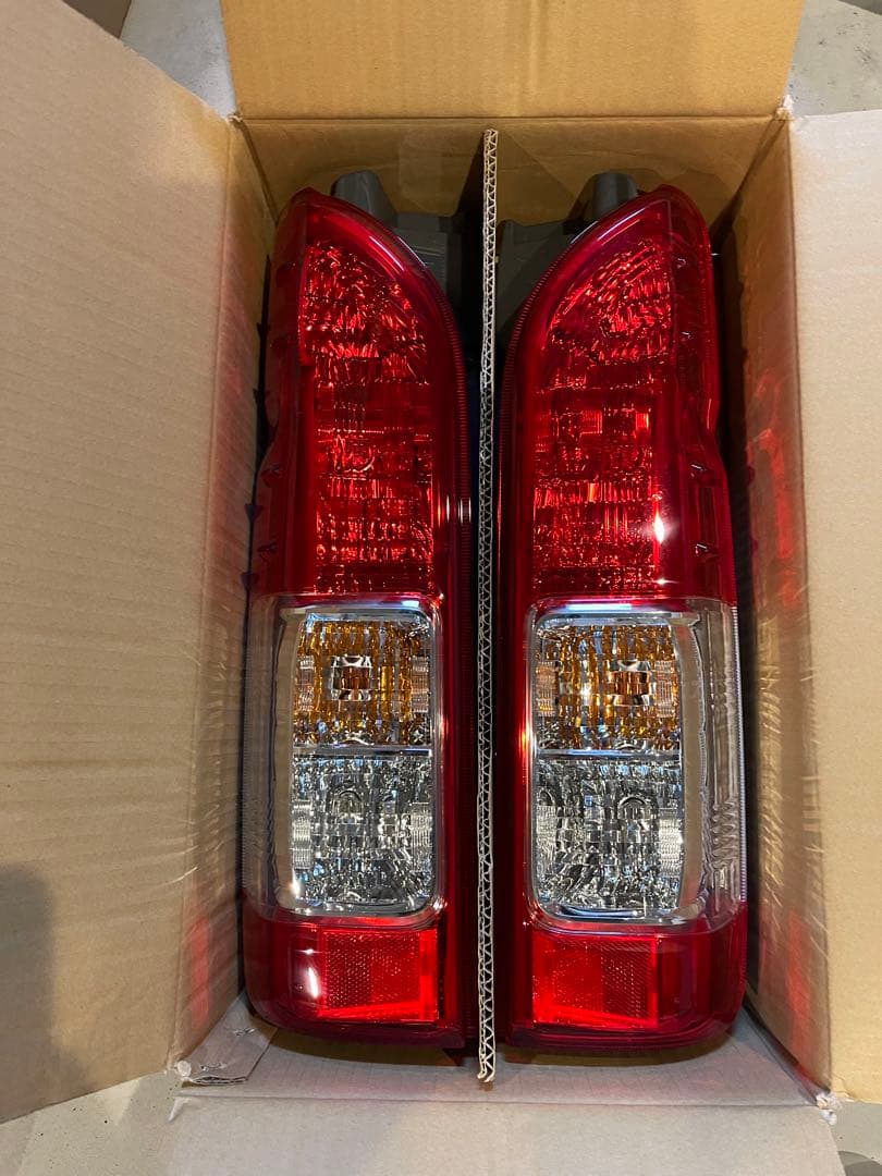 ハイエース 200系 4型 純正バックランプ テールランプ 左右