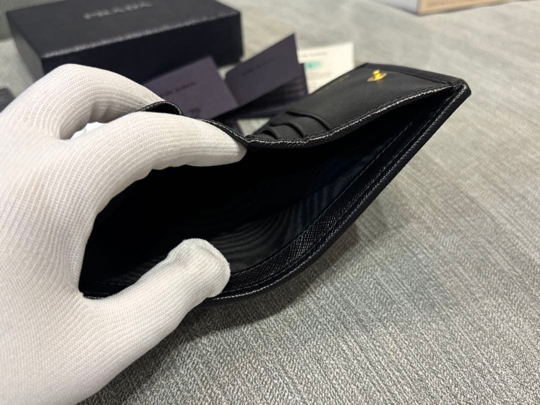 新品未使用　PRADA 二つ折り財布 ブラック
