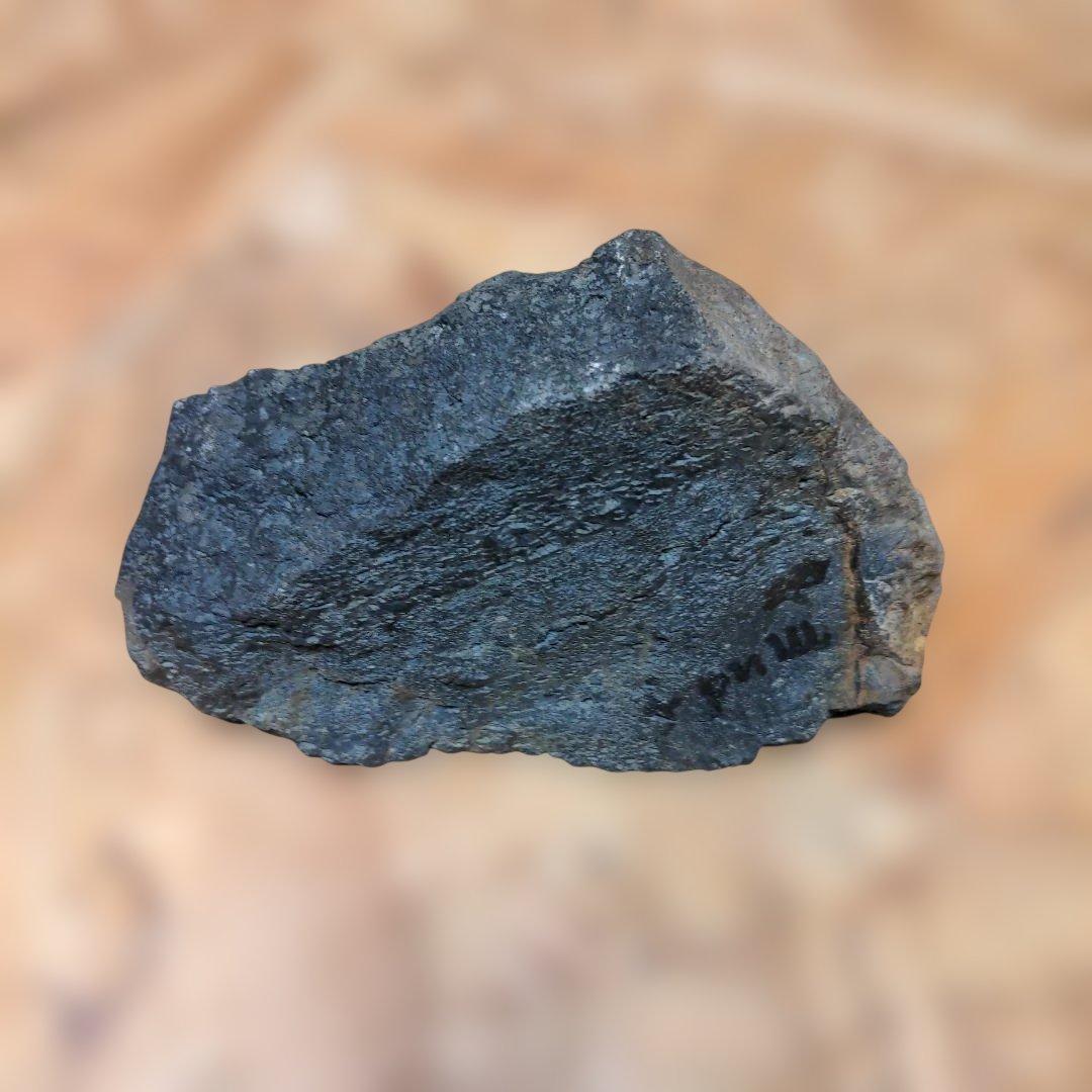 隕石 黒い自然の鉱石 不規則な形状