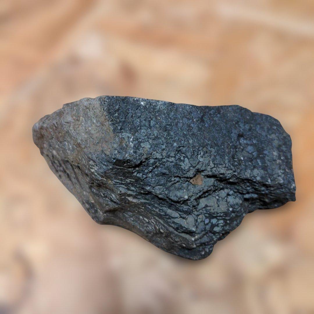 隕石 黒い自然の鉱石 不規則な形状