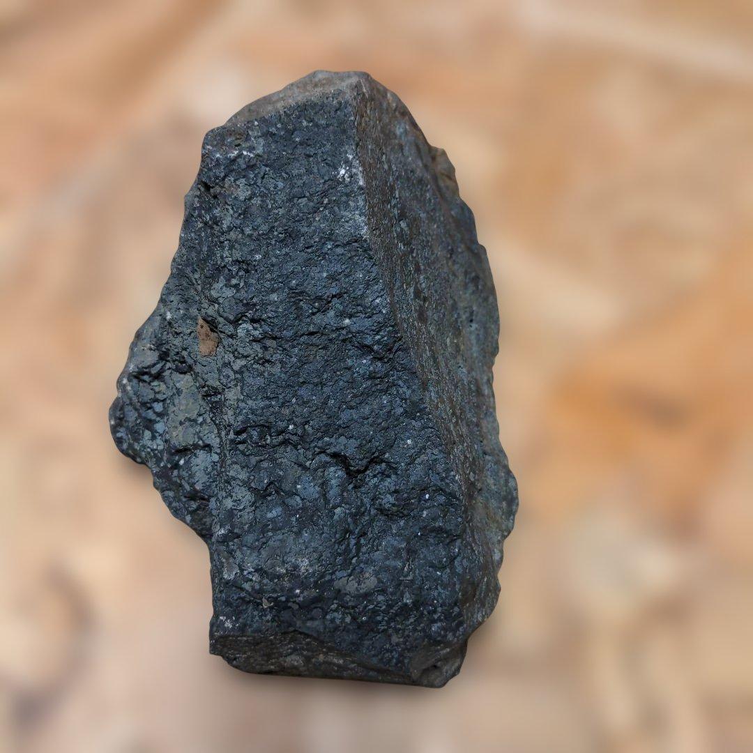 隕石 黒い自然の鉱石 不規則な形状