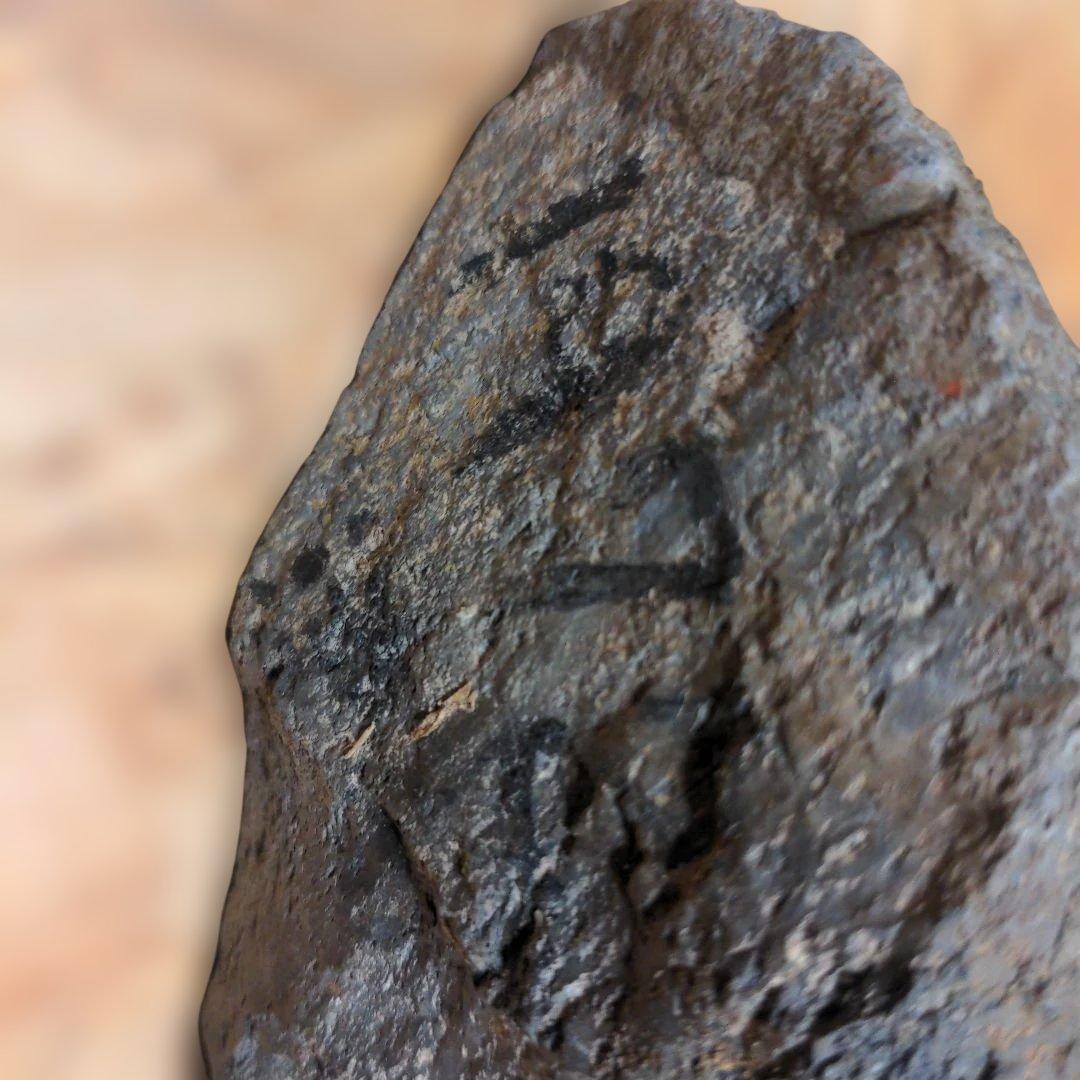 隕石 黒い自然の鉱石 不規則な形状