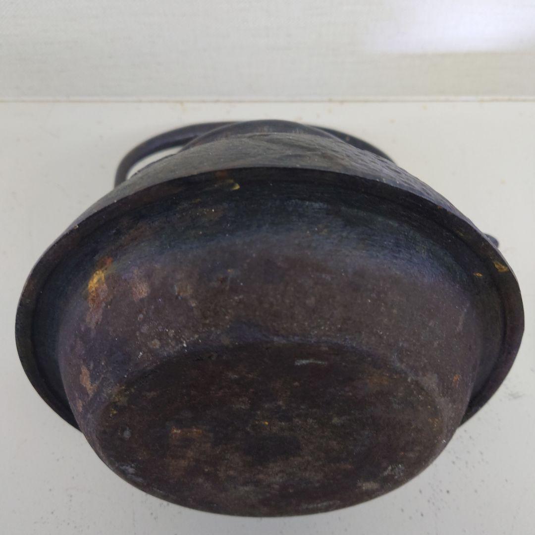 黒い鋳鉄製鉄瓶 花模様