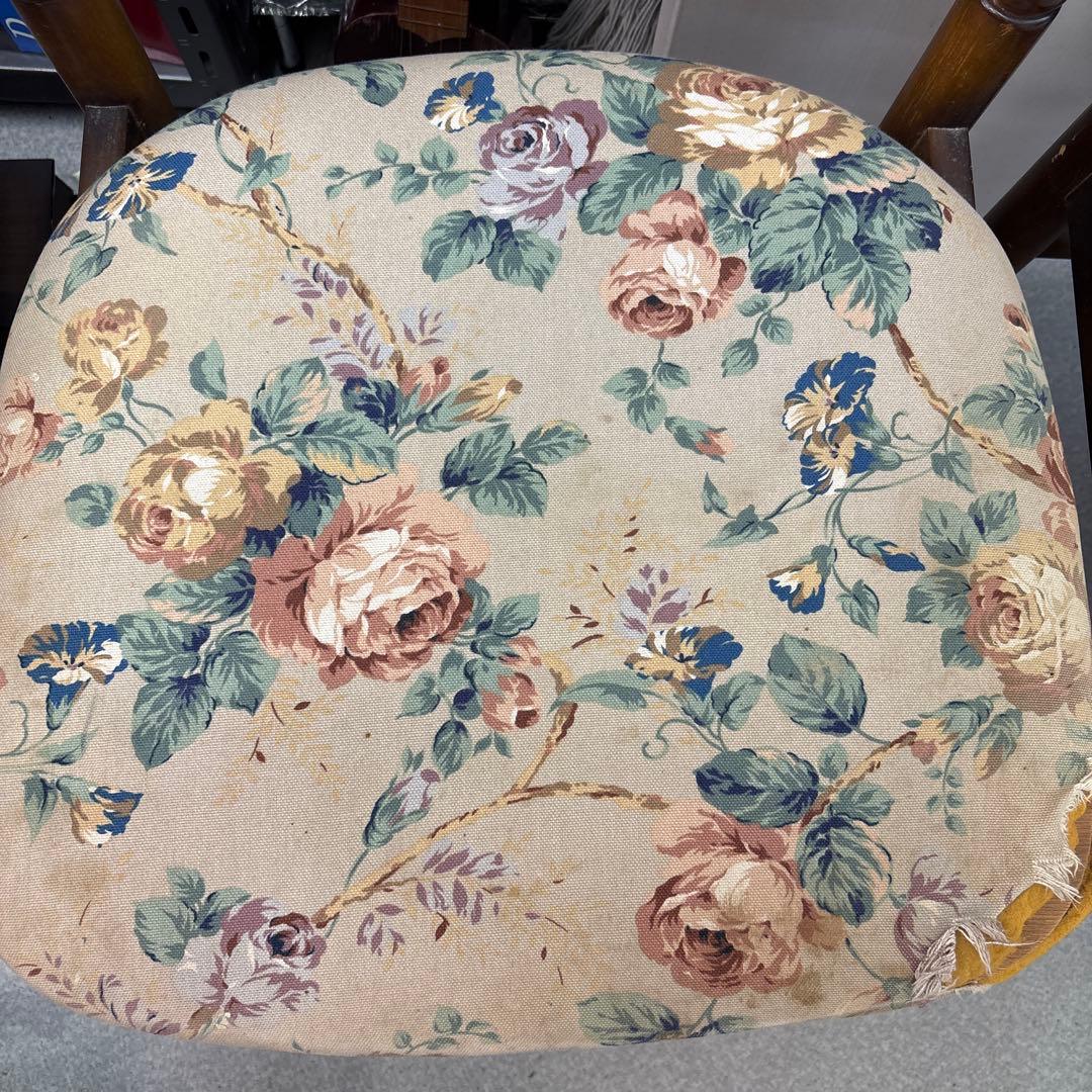 訳あり　カリモク　椅子　2個セット　 ダイニングチェア 花柄