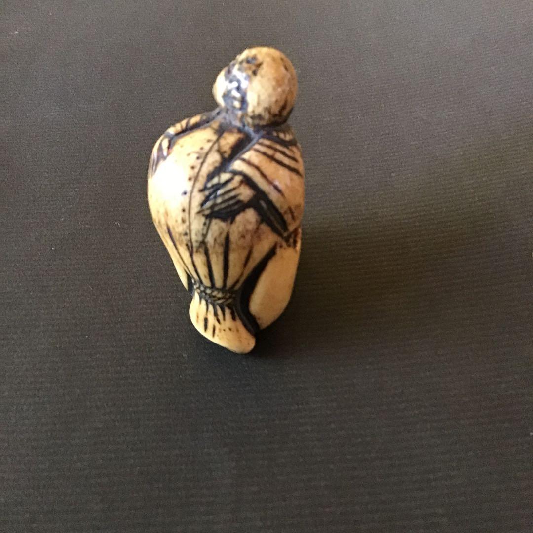 根付「米袋を抱く唐人」江戸時代保証　材質日本本州鹿角