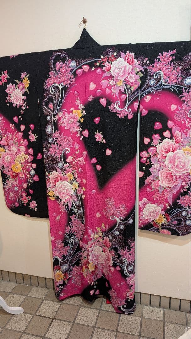 【現代柄•ハート】振袖 黒とピンクの花柄• ハートがポイント！L〜LＬサイズ