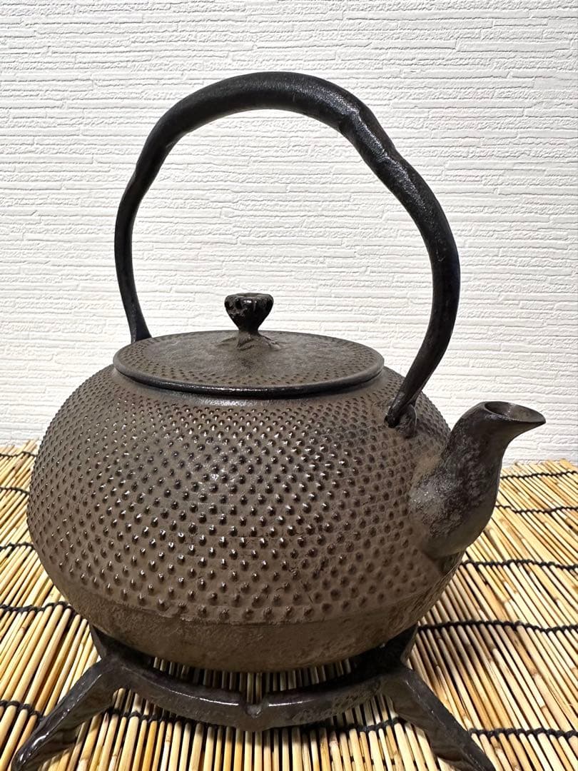 未使用品、タグ付　南部照光堂造　１８型アラレ　南部鉄瓶　南部鉄器　鉄瓶