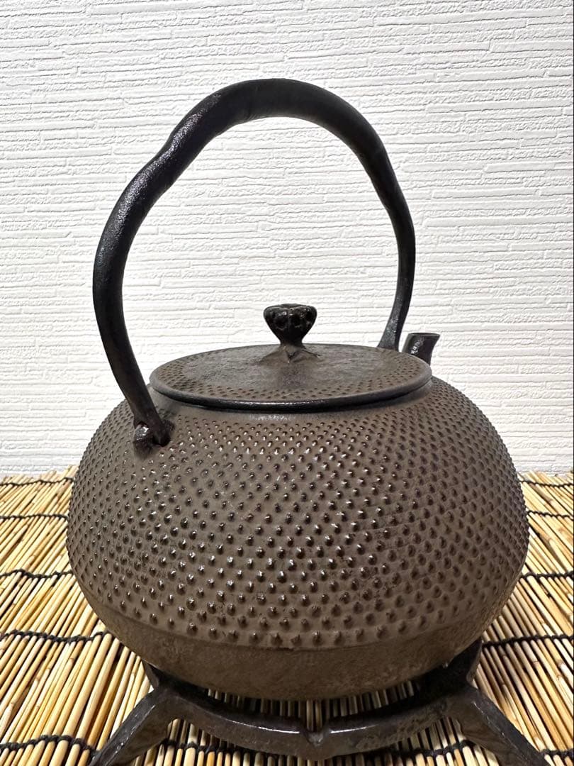未使用品、タグ付　南部照光堂造　１８型アラレ　南部鉄瓶　南部鉄器　鉄瓶